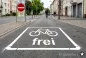 Preview: Fahrrad-Piktogramm-FREI-mit-Rahmen-Schablone-Bodenmarkierungsschablone_227_beispielbild-schablonenprofi