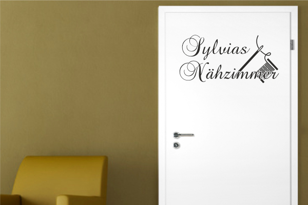Türaufkleber-Nähzimmer-mit-Wunschname-Beispiel-W0164_by-SchablonenProfi Türaufkleber-Nähzimmer-mit-Wunschname-Beispiel-W0164_by-SchablonenProfi